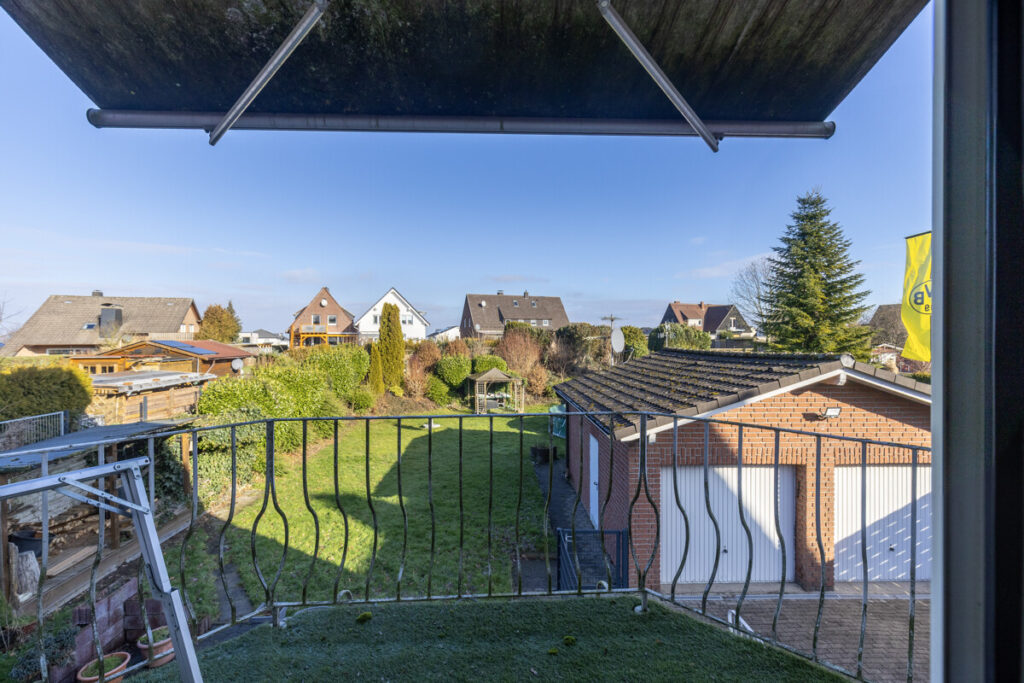 Blick in den Garten vom Balkon aus