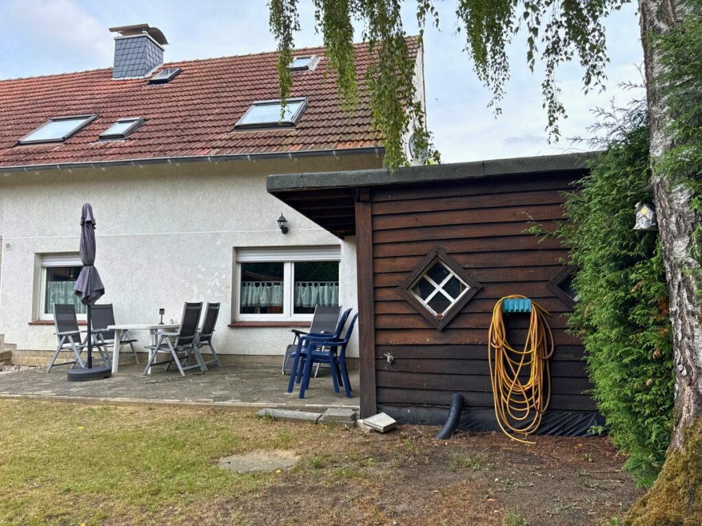 Blick zur Terrasse und Gartenhütte